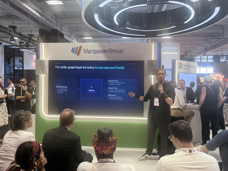 Martin Vielvoye présente Skillberg devant un public sur le stand ManpowerGroup à VivaTech 2026